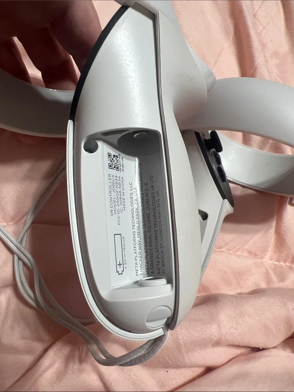 Standalone White VR Headset with Matching White Motion Controllers..Very Good